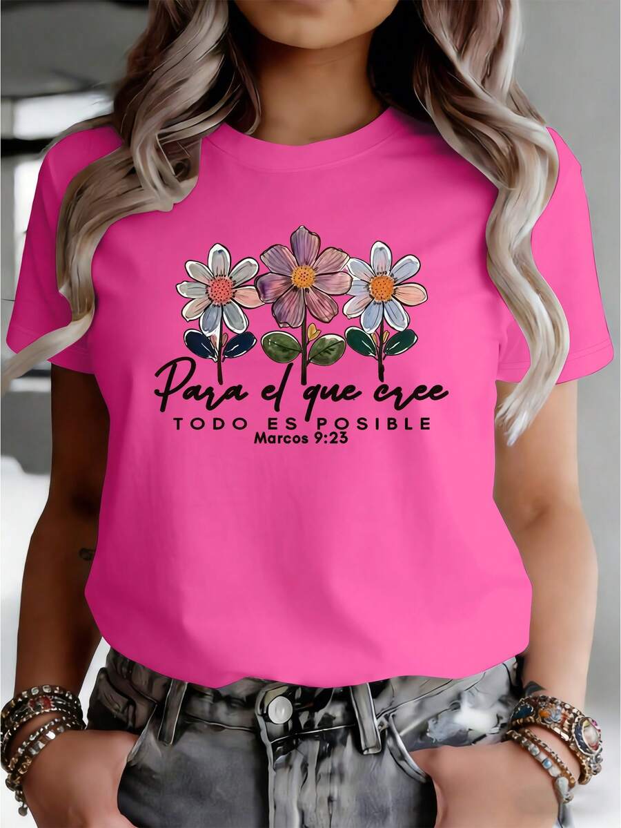T-Shirt With A Colorful Floral Print And A Bible Verse In Spanish, Women's Casual Summer Wear With Short Sleeves And A Round Neck, Urban Style For Parties And Events. 51WL - 玫紅色 - 查看 1