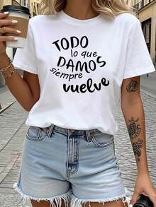 Camiseta moderna y minimalista de estilo español con la impresión "TODO lo que DAMOS siempre vuelve" (Todo lo que damos eventualmente regresa), una camiseta con una filosofía de causa y efecto para mujeres, una prenda de uso diario para auto-animación, una camiseta de estilo suave y reconfortante, una camiseta que evoca una sensación de vida, informal y cotidiana. - Blanco - Ver 1