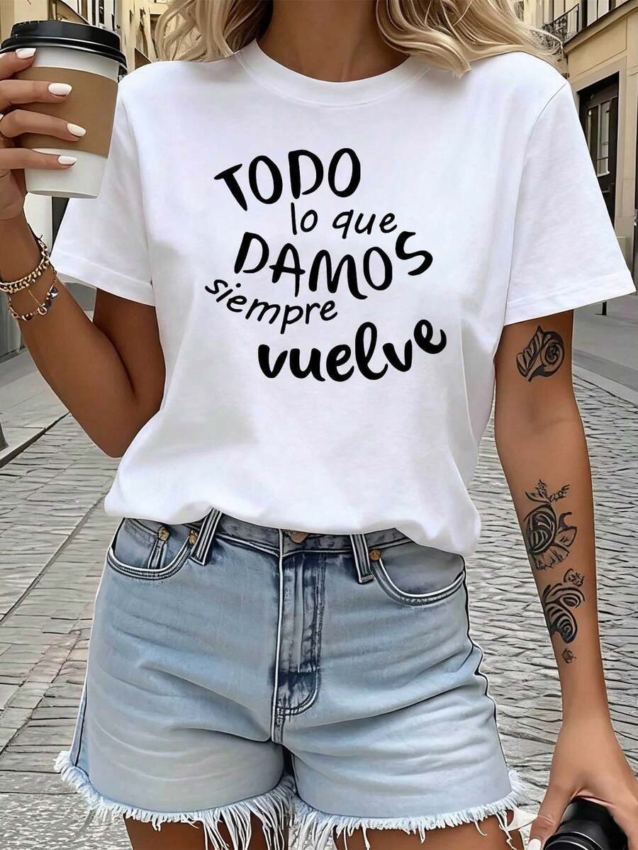 Camiseta moderna y minimalista de estilo español con la impresión "TODO lo que DAMOS siempre vuelve" (Todo lo que damos eventualmente regresa), una camiseta con una filosofía de causa y efecto para mujeres, una prenda de uso diario para auto-animación, una camiseta de estilo suave y reconfortante, una camiseta que evoca una sensación de vida, informal y cotidiana. - Blanco - Ver 1