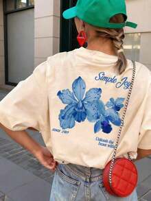 Esta camiseta de cuello redondo con estampado floral y letras coloridas para mujer es moderna y versátil.La camiseta gráfica viene en blanco y rosa, adecuada para usar en vacaciones.Verano Casual - Albaricoque - Ver 1