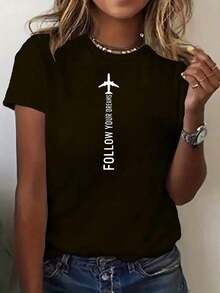 Camiseta única y moderna con diseño de avión y mensaje Sigue tus sueños, ideal para el estilo Y2K, perfecta para cualquier ocasión, atrévete a lucir esta T-shirt que destaca en las  de moda en México, no te quedes sin la tuya, solo una disponible - Negro - Ver 8