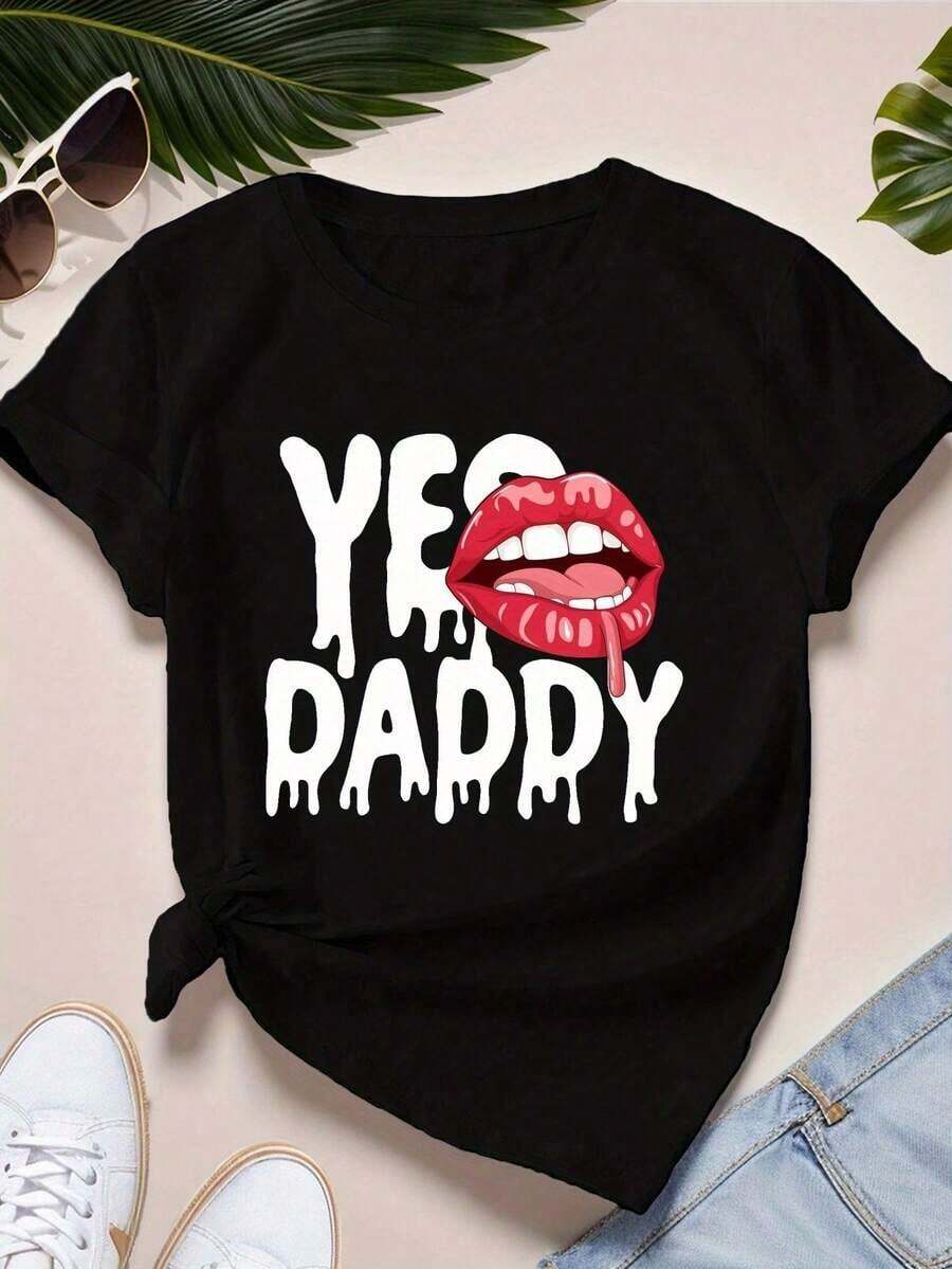 Camisetas gráficas de manga corta para mujer con estampado de labios y la frase "YES DADDY Dripping Letters". Camiseta deportiva de manga corta de talla grande para mujer. Regalos perfectos para el Día del Padre, el Día de la Madre, cumpleaños o fiestas de San Valentín en la víspera de Año Nuevo. Estilo vintage. - Negro - Ver 1