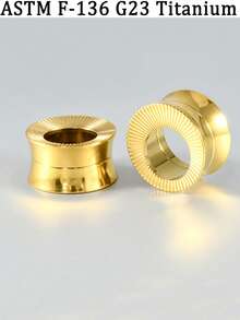 1 chiếc khuyên tai dạng ống tròn mạ vàng 18K bằng titan G23, khắc hoa văn, có phần eo rỗng và ren bên trong, dùng cho cả nam và nữ, thích hợp sử dụng hàng ngày. - 1 miếng che tai hình tròn có hoa - Xem 6