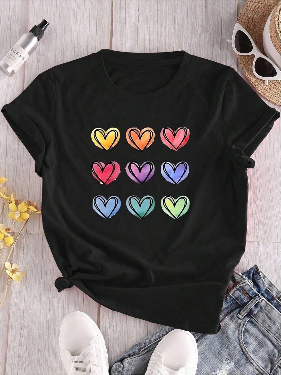 Camiseta única y colorida con diseño de corazones en tonos vibrantes estilo y2k ideal para quienes buscan destacar. Perfecta para cualquier ocasión, esta T-shirt es un must-have para los amantes de la moda en México. Celebra tu originalidad con esta pieza única. - Negro - Ver 1