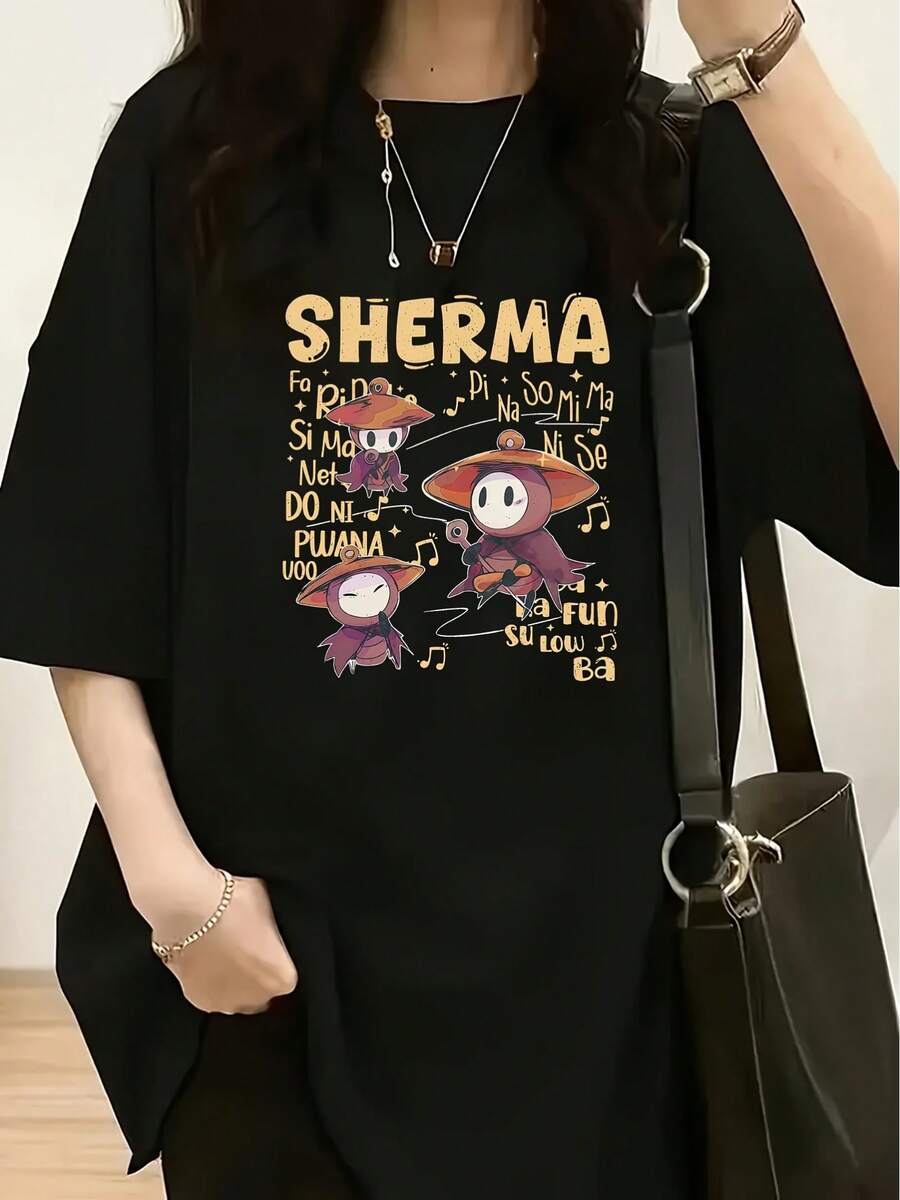 La ropa de primavera-verano para mujeres a presenta una llamativa fuente amarilla que muestra la palabra "SHERMA", rodeada de tres personajes de dibujos animados con sombreros de paja. Tienen diseños adorables y son principalmente de colores rojo y morado. El patrón también incluye numerosas notas musicales y varios caracteres alfabéticos, como "Fa, Ri, Do" y "FUN", creando un diseño general lleno de elementos musicales que evoca una atmósfera animada y alegre. Combinando personajes de dibujos animados, texto y símbolos musicales, presenta un sentido único de diversión infantil y modernidad. La camiseta es una prenda elegante adecuada para fiestas. - Negro - Ver 1