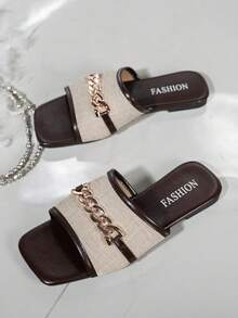 Pantuflas de mujer con punta cuadrada y decoración de cadena de metal vintage, parte superior de textura tejida en color beige, estilo retro francés, adecuadas para relajación en el hogar y salidas con vestidos o pantalones cortos, punta cuadrada + cadena dorada, ambiente exquisito de verano, silueta de punta cuadrada, se adapta a cada centímetro de tus dedos - Beis - Ver 3