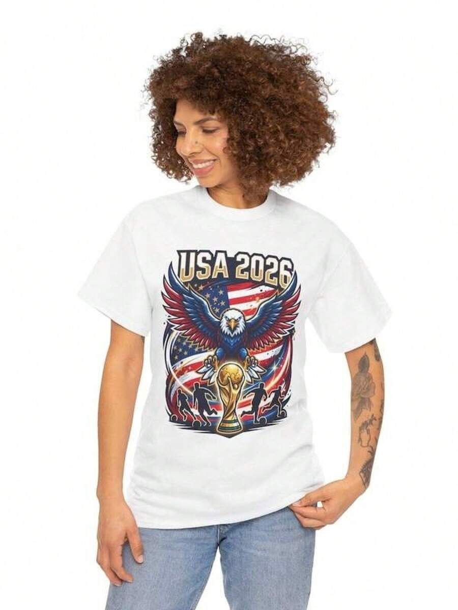 Camiseta con el trofeo de la Copa Mundial de la USA 2026 con el águila | Diseño de fútbol con la bandera americana - Negro - Ver 1