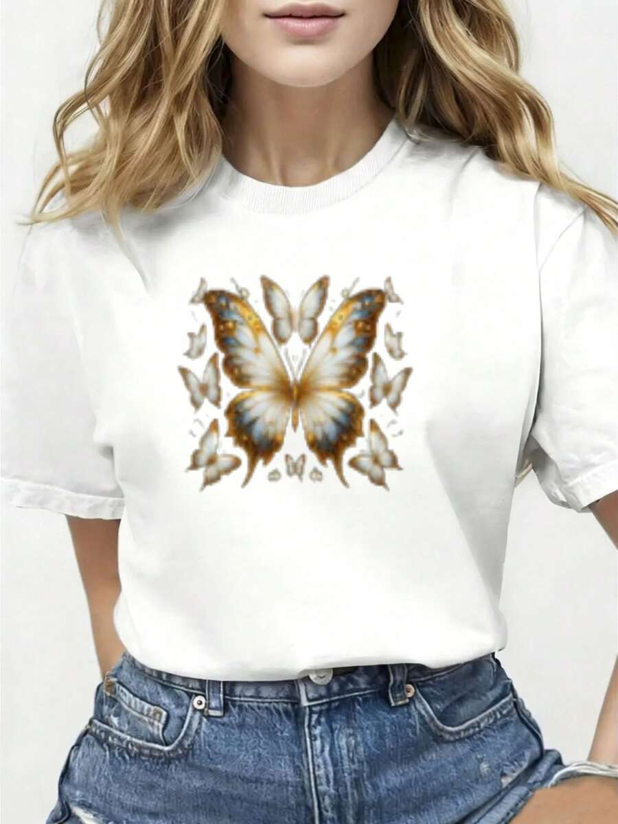 Una camiseta blanca de mujer con un gran diseño de mariposa central, junto con mariposasás pequeñas en tonos marrón claro, blanco y azul, combinada con shorts de mezclilla azul. La modelo luce un largo cabello ondulado dorado, mostrando un estilo casual de verano a. -Camiseta unisex de algodón holgada de manga corta y cuello redondo, estilo vintage urbano. - Blanco - Ver 1