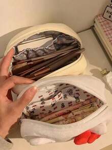 SANRIO 1个卡通Hello Kitty 3D耳朵毛绒铅笔盒，白色主体，红色蝴蝶结装饰，厚实柔软的毛绒材质，大容量拉链文具收纳袋，可爱日式化妆包，多功能收纳袋，适用于学校、办公室、旅行和日常使用，可收纳钢笔、化妆刷和小物件，是返校、通勤和宿舍生活送给朋友的绝佳礼物 - 彩色 - 查看 6