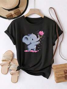Camiseta única y adorable con diseño de elefante sosteniendo una flor ideal para los amantes de la moda y la ternura, perfecta para el estilo Y2K, destaca por su color negro versátil y gráfico encantador, ideal para cualquier ocasión o regalo especial. - Negro - Ver 1