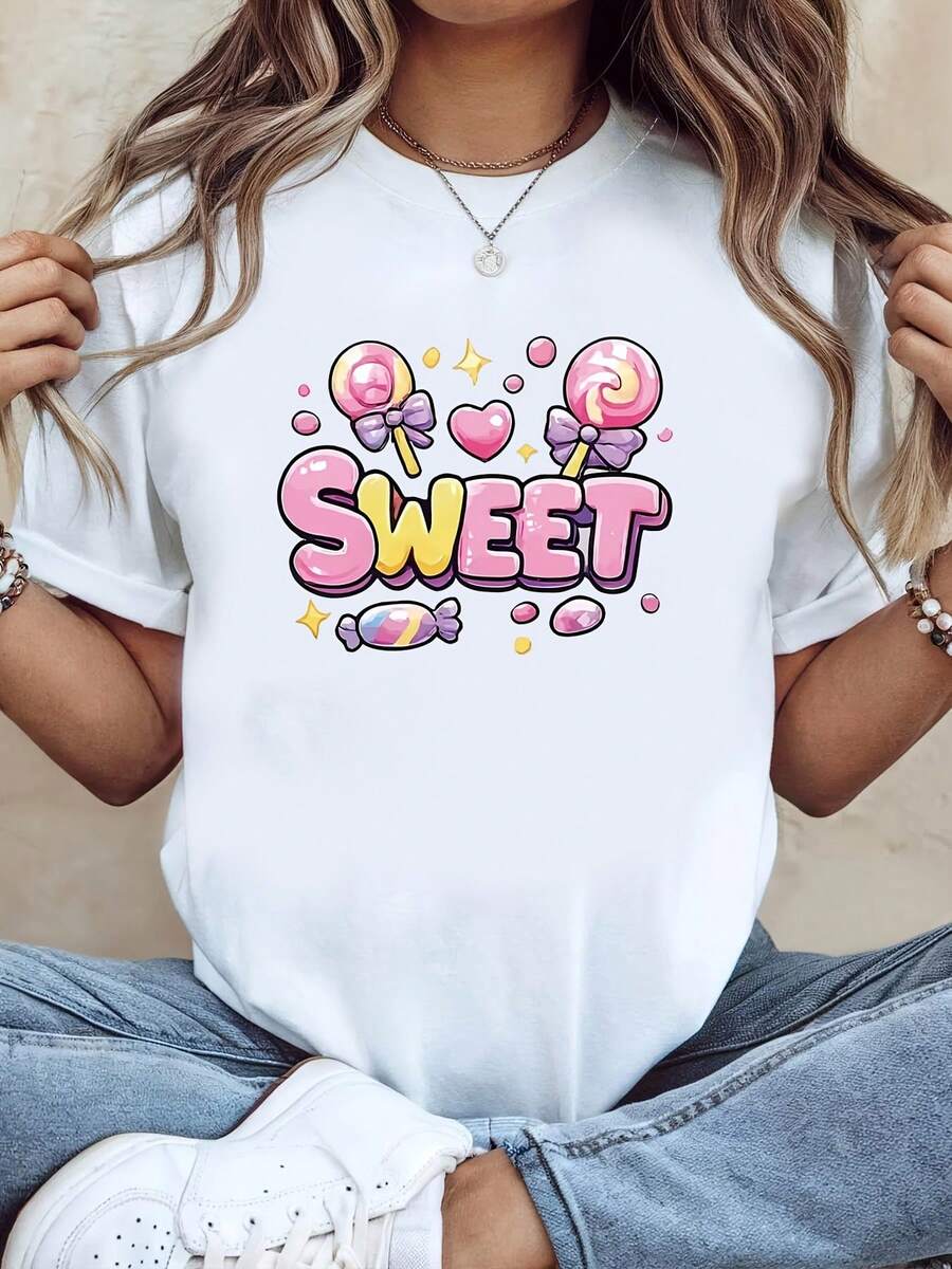 Camiseta de talla grande con estampado de grafiti de caramelos "SWEET" (tipografías en rosa y amarillo contrastantes + patrón de piruleta/corazón), estilo femenino dulce y moderno, adecuada para el Día de San Valentín, citas con amigas y otras ocasiones. Camiseta blanca de manga corta con cuello redondo para mujer - lavable a máquina, adecuada para fiestas navideñas, compras informales, reuniones de amigos, atuendos festivos y regalos navideños. - Blanco - Ver 1