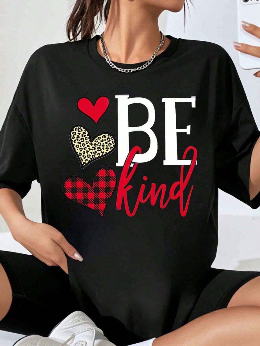 Women's Oversized T-Shirt With "Be Kind" Heart Print, Casual Loose Fit, Graphic Design With Leopard And Checkered Hearts, Perfect For Everyday Wear, Valentine's Day Gift. - 黑色 - 查看 1