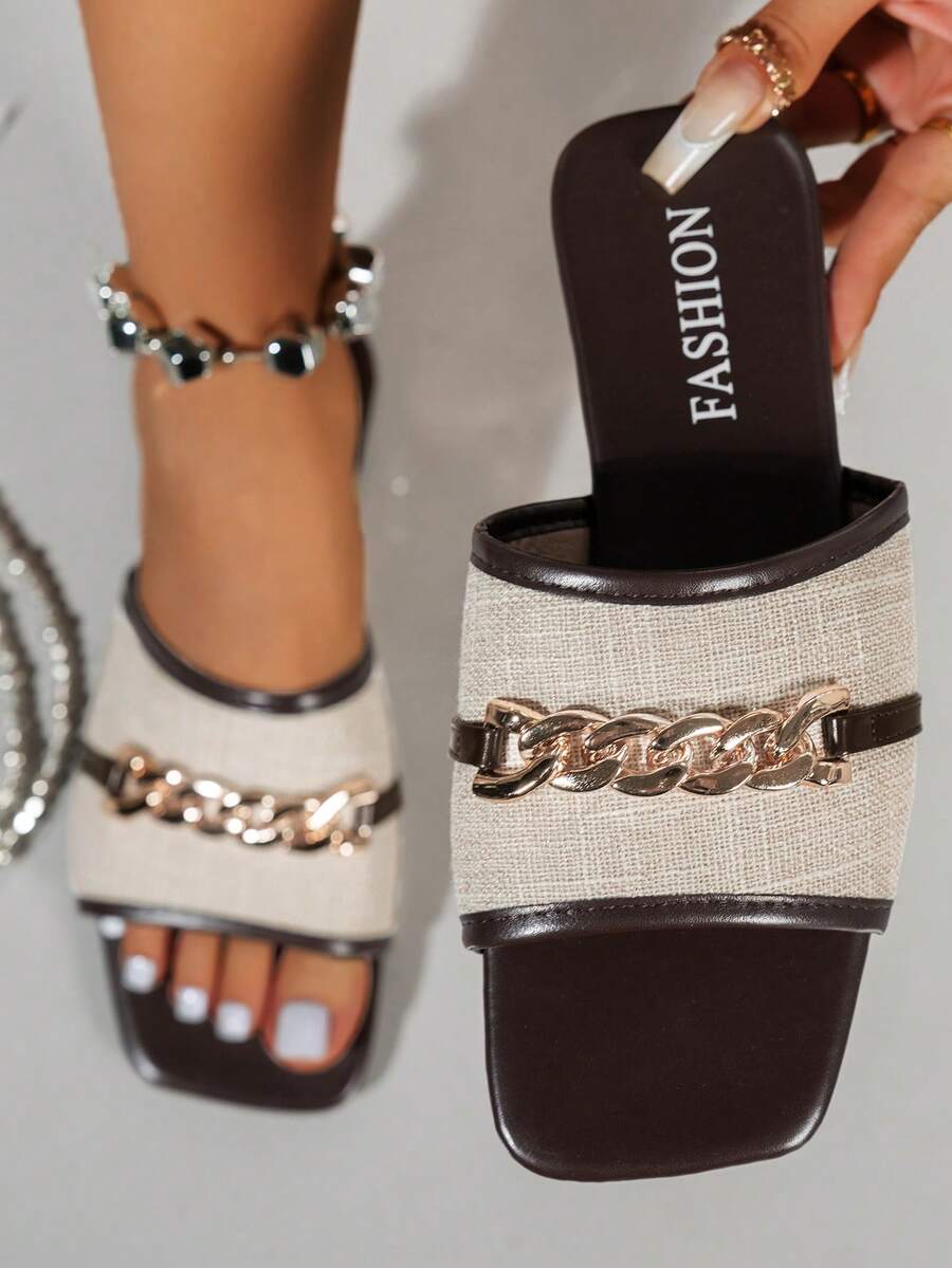 Pantuflas de mujer con punta cuadrada y decoración de cadena de metal vintage, parte superior de textura tejida en color beige, estilo retro francés, adecuadas para relajación en el hogar y salidas con vestidos o pantalones cortos, punta cuadrada + cadena dorada, ambiente exquisito de verano, silueta de punta cuadrada, se adapta a cada centímetro de tus dedos - Beis - Ver 1
