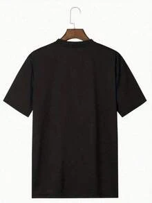 Camiseta de Talla Grande con Estampado de Montañas y Sol, una Escena de Naturaleza Tranquila que muestra capas de montañas silueta frente a un sol brillante, Camiseta 100% Algodón para Calma y Estilo. - Negro - Ver 2