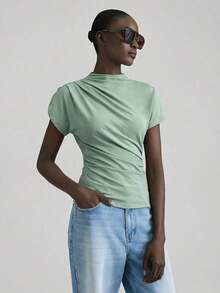 2026SS Nueva blusa de verano para mujer, uniforme de maestra, atuendo de aeropuerto para el Día de la Independencia, de tela elástica, camiseta azul sólida talla grande vendida, estilo casual cómodo, top de punto, diseño asimétrico, manga corta frun - Verde - Ver 1