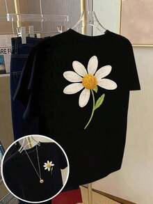 Women's Black Short-Sleeved T-Shirt With A Unique Daisy Print Design, Flowers, And Embroidery. Casual Style, Relaxed Fit, 200g Weight, Short-Sleeved T-Shirt. - 黑色 - 查看 6