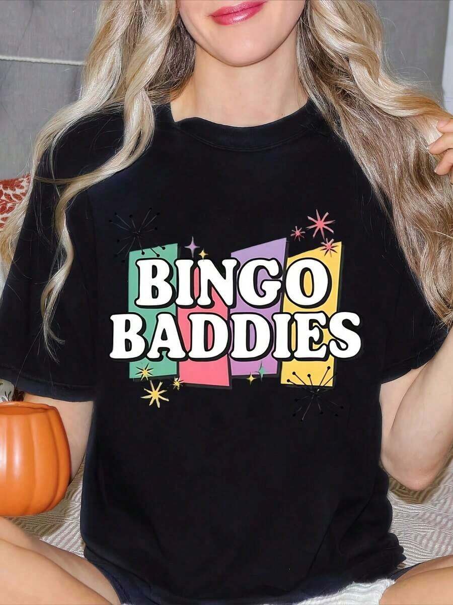 Camiseta estampada para mujer Bingo Baddies, manga corta, cuello redondo, top casual para primavera y verano, regalos para amigas y familiares. Ropa de talla grande para mujer, blusas estampadas para mujer. - Negro - Ver 1