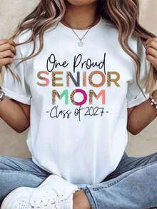 Camiseta "Una Orgullosa Mamá de Graduación, Clase de 2027" para Celebración de Graduación, Regalo para Mamás, Regalo para el Día de la Madre, 220g - Estilo Vintage Urbano, Unisex, Camiseta de Manga Corta de Algodón Suelto con Cuello Redondo, 100% Algodón - Blanco - Ver 1