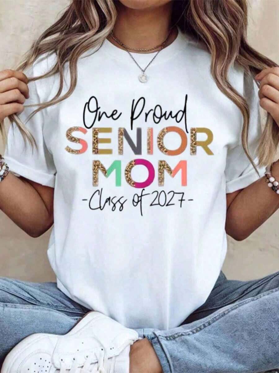 Camiseta "Una Orgullosa Mamá de Graduación, Clase de 2027" para Celebración de Graduación, Regalo para Mamás, Regalo para el Día de la Madre, 220g - Estilo Vintage Urbano, Unisex, Camiseta de Manga Corta de Algodón Suelto con Cuello Redondo, 100% Algodón - Blanco - Ver 1