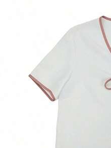 Conjunto de 2 piezas de mujer con top de manga corta con cuello en V y detalle de lazo en nudo de bambú texturizado con ribete de contraste y pantalón corto texturizado casual marrón oscuro, conjunto versátil y cómodo para mujer en verano - Rosa vieja - Ver 4