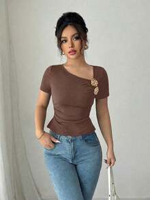 Camiseta de moda de manga corta con cuello asimétrico y decoración de flor 3D de metal minimalista para uso diario de mujeres - Marrón - Ver 4