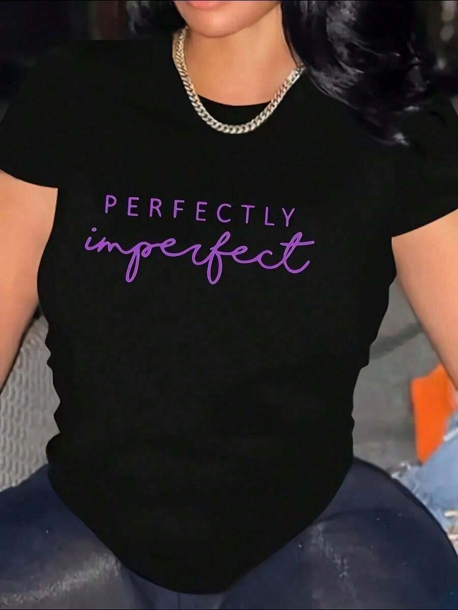 Camiseta exclusiva y2k con diseño moderno y elegante que resalta la frase perfectamente imperfecta en colores vibrantes, perfecta para expresar tu estilo único. Ideal para cualquier ocasión, un regalo perfecto para quienes valoran la autenticidad y originalidad. - Negro - Ver 1