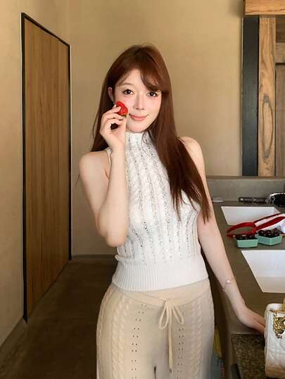 性感水钻装饰无袖针织露脐上衣，设计细节精美，修身剪裁，夏季
