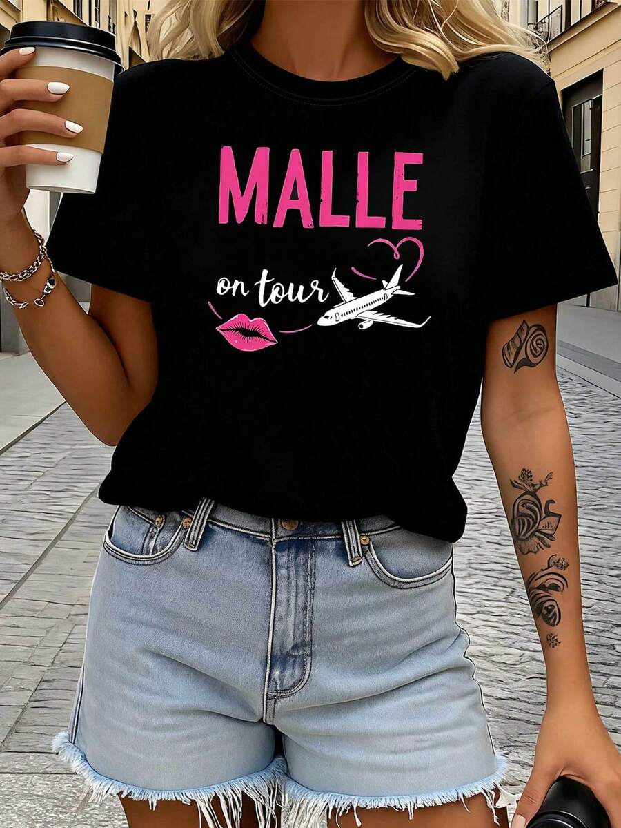 Camiseta de mujer, estilo vacaciones en Mallorca alemana, con elementos de avión, labios rojos y corazón, con el texto "MALLE on tour" impreso. Camiseta de manga corta, cuello redondo, talla grande para mujer, estilo casual y cómodo para primavera-verano. - Negro - Ver 1