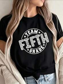 Camiseta negra de manga corta para mujer, de diseño simple y versátil, estampada con el patrón TEAM FIFTH GRADE, es perfecta para salidas informales. Hecho de material ligero y cómodo, en tonos clásicos de negro, con un diseño elegante. Camiseta de algodón - Negro - Ver 7