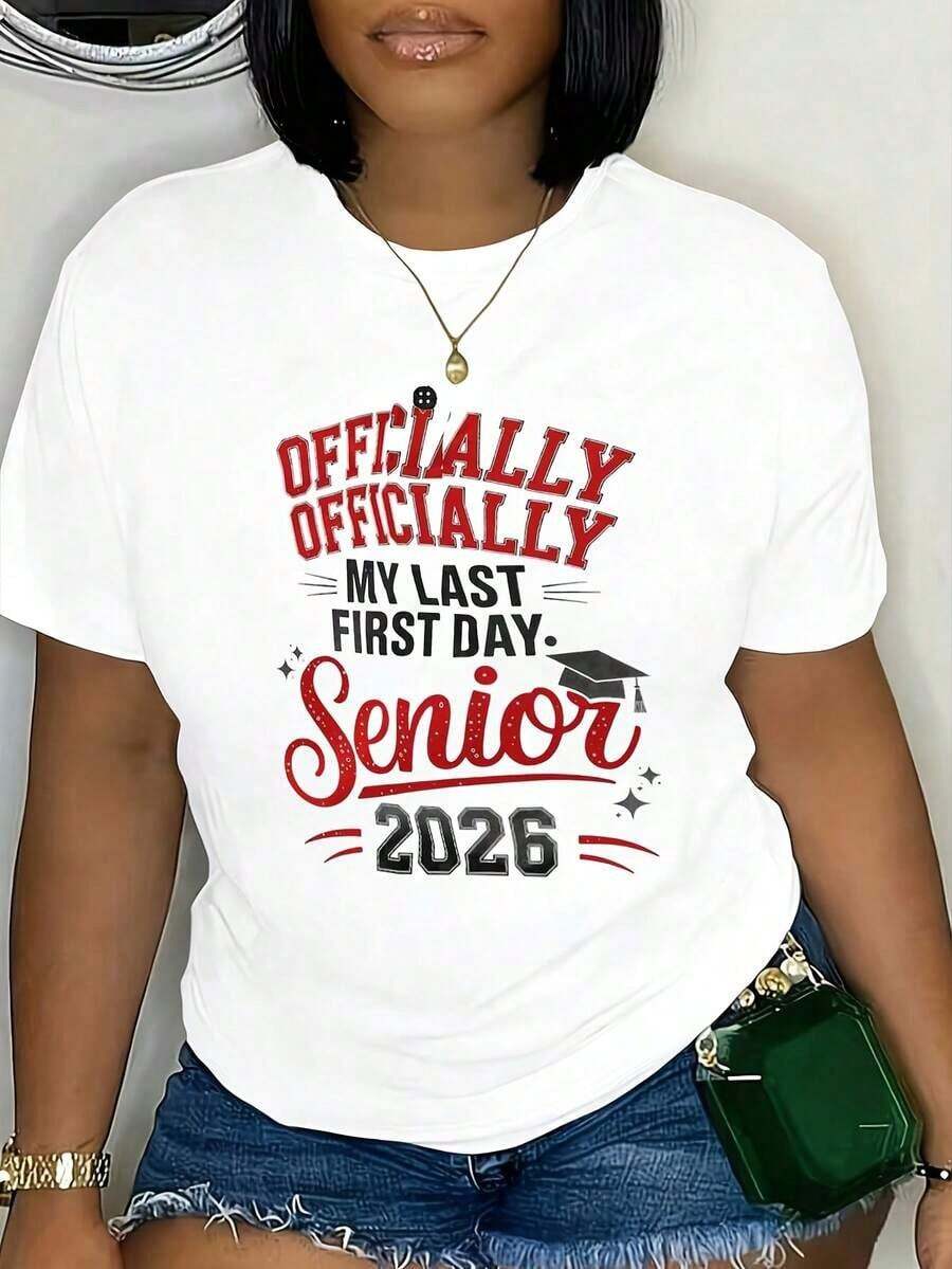 Camiseta de manga corta para mujer con diseño oficial de gorra de graduación "Mi Último Primer Día de Senior 06", estilo moderno y minimalista, para celebración de graduación escolar, casual para el día a día. - Blanco - Ver 1