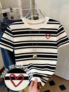 Camiseta de manga corta ajustada para mujer con gráfico impreso en blanco - Multicolor - Ver 7