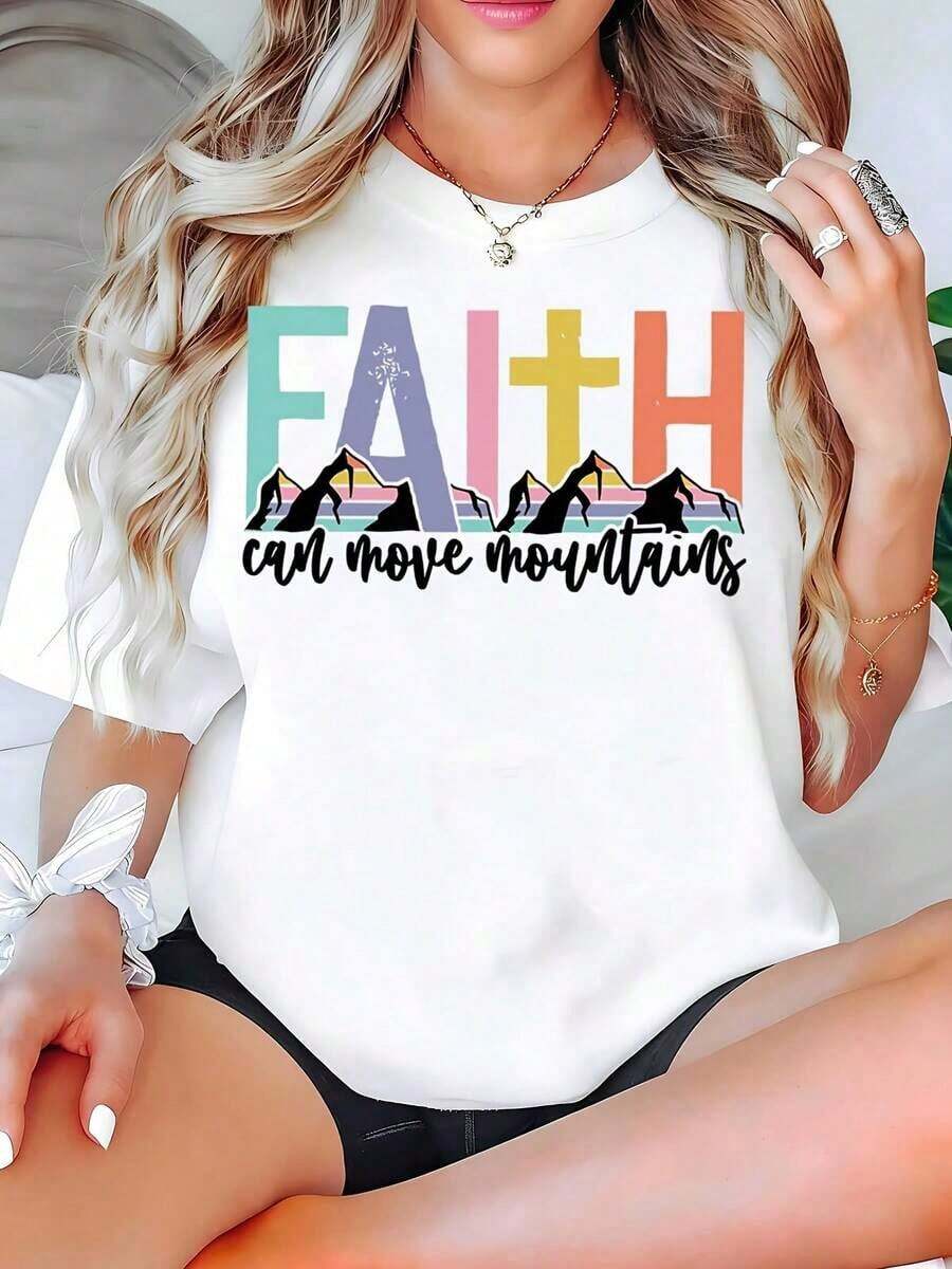 Camiseta estampada para mujer "La Fe Puede Mover Montañas" con diseño de montañas coloridas, manga corta, cuello redondo, top casual para uso diario y como regalo para amigos, familiares y ocasiones religiosas. Ropa de talla grande para mujer, blusas estampadas para mujer. - Blanco - Ver 1
