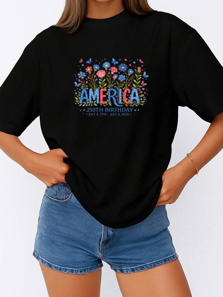 Floral Design T-Shirt For Women's Independence Day - Colorful Print T-Shirt Featuring Lettering In Blue, Red And White, Combined With Butterflies And Flowers - Comfortable Crew Neck Top, Ideal As A Gift For National Holidays And Summer Celebrations. - 黑色 - 查看 1