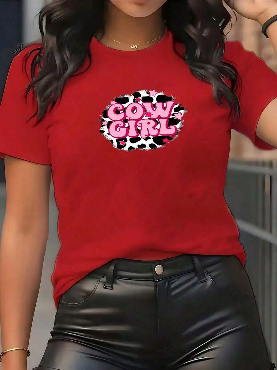 Comfortable Graphic Featuring The Word "Cowgirl" In Large Pink Letters Surrounded By Stars And Spots, Conveying Youthful Energy, Freedom, And Modern Western Style. Ideal For Confident Women. 100% Cotton Casual Women's T-Shirt, Comfortable For Everyday Wear. Fashionable All-Match Women's Short Sleeve T-Shirt, Basic Style For Inner And Outerwear. - 紅色的 - 查看 1