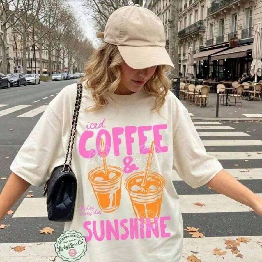 Camiseta Casual 100% Algodón con Estampado de Café Helado y Sol, Camiseta de Café Helado, Regalos para Amantes del Café, Camiseta de Verano, Camiseta con Estilo Veraniego - Ropa Casual de Uso Diario para Mujer y Hombre - Camiseta Corta de Algodón Estilo Urbano - Albaricoque - Ver 1