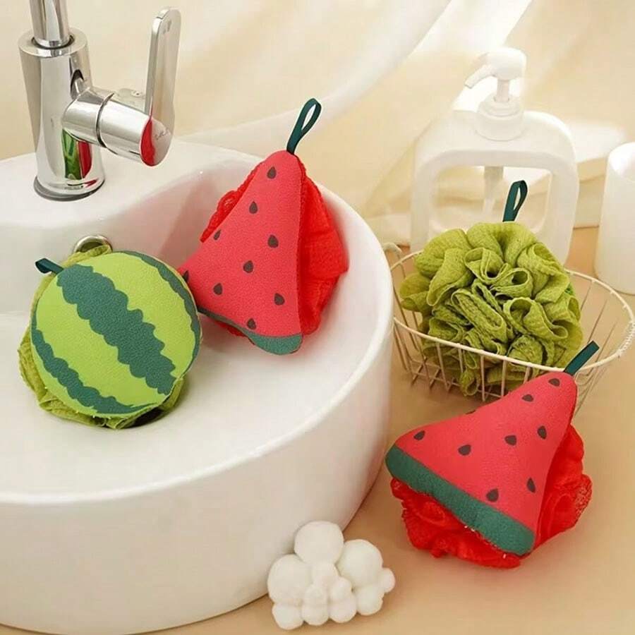 Bông tắm hình dưa hấu | Thiết kế hai mặt (một mặt là mút lưới tạo bọt nhiều, một mặt là bề mặt chà xát nhẹ nhàng) | Hình lát dưa hấu và quả dưa hấu dễ thương, mút lưới hai lớp được nâng cấp giúp tạo bọt nhanh và nhiều | Siêu mềm mại và thân thiện với da, không gây kích ứng | Bông tắm lý tưởng dùng hàng ngày, món quà thú vị cho gia đình hoặc khi đi du lịch