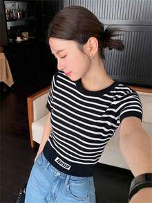 Blusa de punto de cuello redondo de manga corta con rayas ajustada, estilo coreano, sexy y casual para el verano - Blanco y Negro - Ver 9