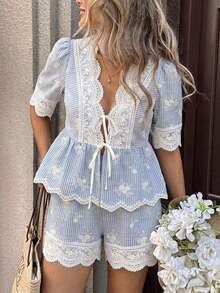 Conjunto de 2 piezas para mujer en azul y blanco, atuendo casual de verano, vestimenta elegante para vacaciones en la playa, conjunto de camisa con parches florales y shorts de cintura elástica - Negro - Ver 1