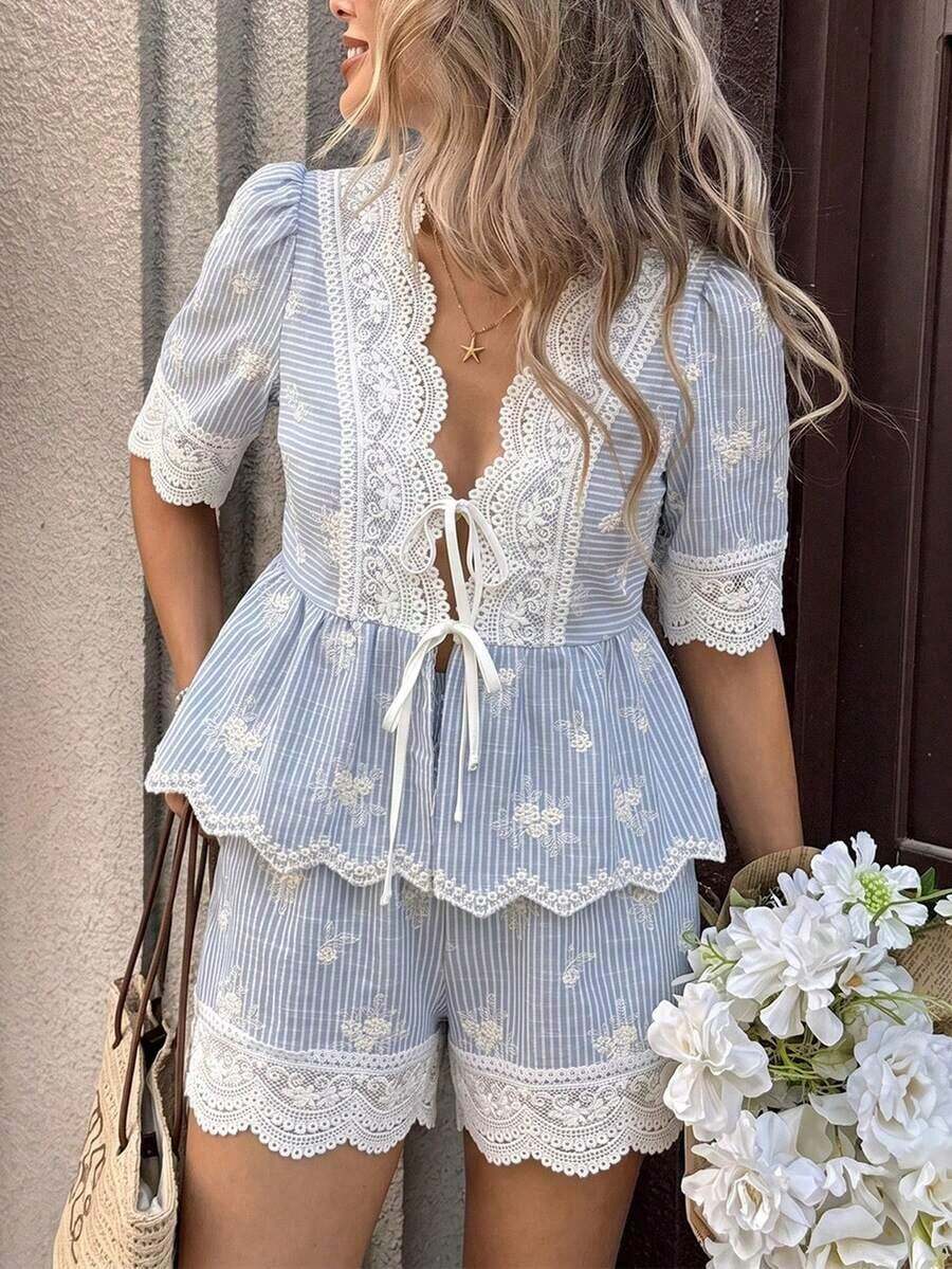 Conjunto de 2 piezas para mujer en azul y blanco, atuendo casual de verano, vestimenta elegante para vacaciones en la playa, conjunto de camisa con parches florales y shorts de cintura elástica - Negro - Ver 1