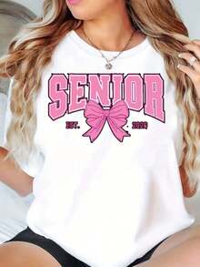 Camiseta Blanca de Cuello Redondo para Mujer Under The Radar con Estampado Gráfico de Lazo Rosa "Senior 2024" - Top Casual de Estilo Urbano para Celebración de Graduación, Mezcla de Algodón de 220g - Camiseta Unisex de Manga Corta, Cuello Redondo, Estilo Vintage y Urbano. - Blanco - Ver 1