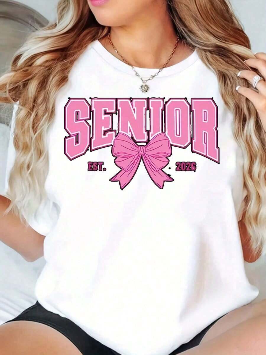 Camiseta Blanca de Cuello Redondo para Mujer Under The Radar con Estampado Gráfico de Lazo Rosa "Senior 2024" - Top Casual de Estilo Urbano para Celebración de Graduación, Mezcla de Algodón de 220g - Camiseta Unisex de Manga Corta, Cuello Redondo, Estilo Vintage y Urbano. - Blanco - Ver 1