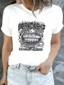 Sonrisa metálica rodeada de llamas simboliza fuerza rebelde y actitud valiente con detalles gráficos urbanos modernos camiseta de mujer casual contemporánea para estilo libre - Blanco - Ver 1