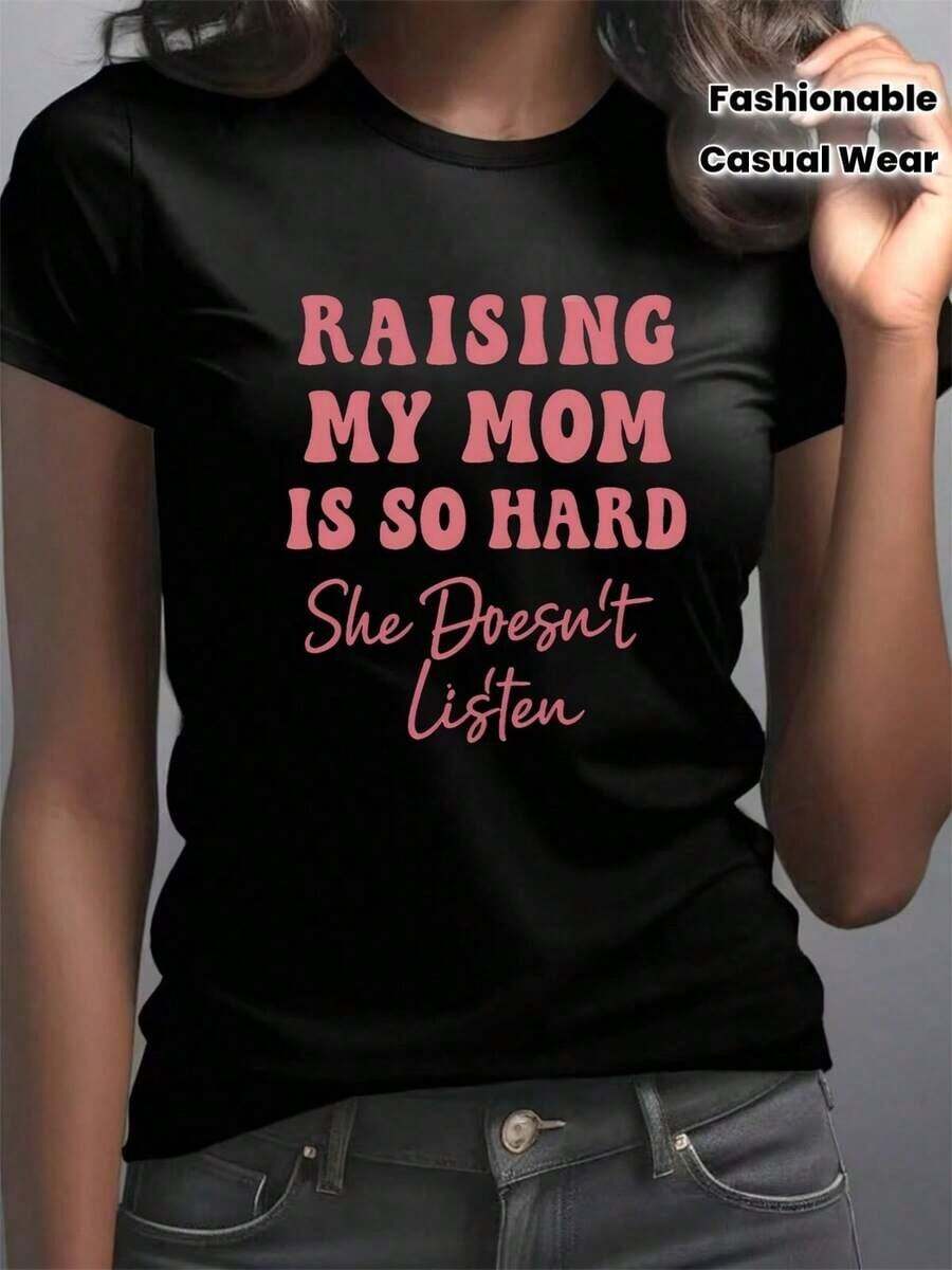 Camiseta única Y2K que dice "Criar a mi mamá es tan difícil ella no escucha" diseño divertido y original ideal para los amantes de la moda casual en México una prenda indispensable para destacar en cualquier ocasión. - Negro - Ver 1
