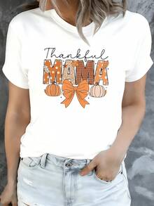 Palabras que celebran la gratitud y el amor maternal con calabazas y lazo decorativo que simbolizan unión familiar en tonos cálidos camiseta de mujer casual cómoda para diario - Blanco - Ver 1