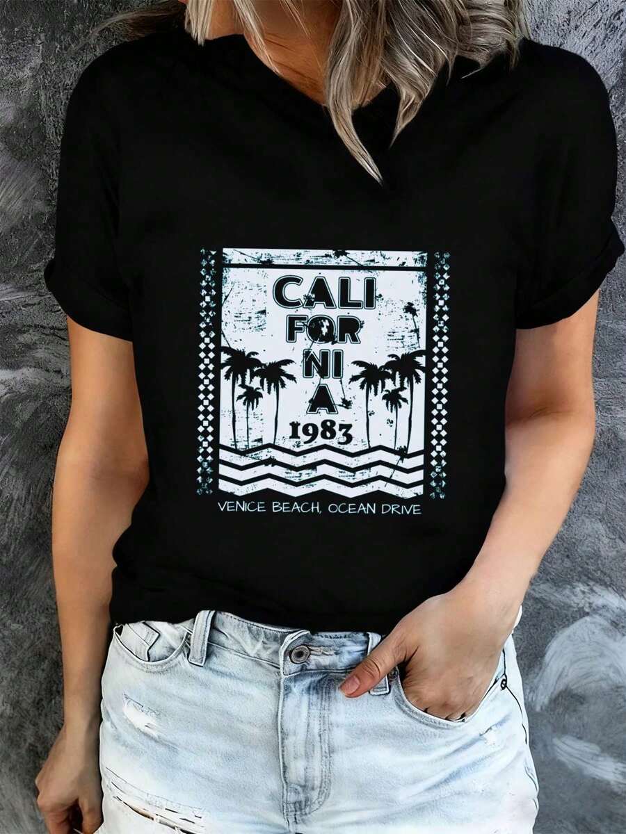 Esta camiseta negra con estampado presenta las palmeras de California de 1983 y una excelente opción para mujeres. perfecta para la primavera y el otoño, ofreciendo un estilo moderno y actual para el uso diario y salidas de fin de semana. Está hecha de tela suave. -Camiseta unisex de algodón, manga corta, cuello redondo, estilo vintage urbano. - Negro - Ver 1