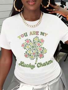 Camiseta "Eres Mi Amuleto de la Suerte" con Estampado de Flor de Trébol Blanco y Texto para la Celebración del Día de San Patricio - Blanco - Ver 2