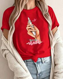 100% algodón puro, camiseta de mujer. Elegante top de moda para mujer, con un estampado de una mano sosteniendo un bolígrafo para arte de uñas con detalles de corazón rosa, que muestra elegancia y delicadeza. Hermosa camiseta de manga corta y cuello redondo, disponible en múltiples tallas y colores, ajuste casual Y, ropa casual - Rojo - Ver 1
