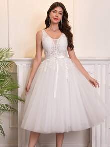 Elegant Women's Sleeveless Deep V-Neck Midi Bridal Party Dress With Applique And Waistband, Short White Tulle Wedding Gown - White - View 1