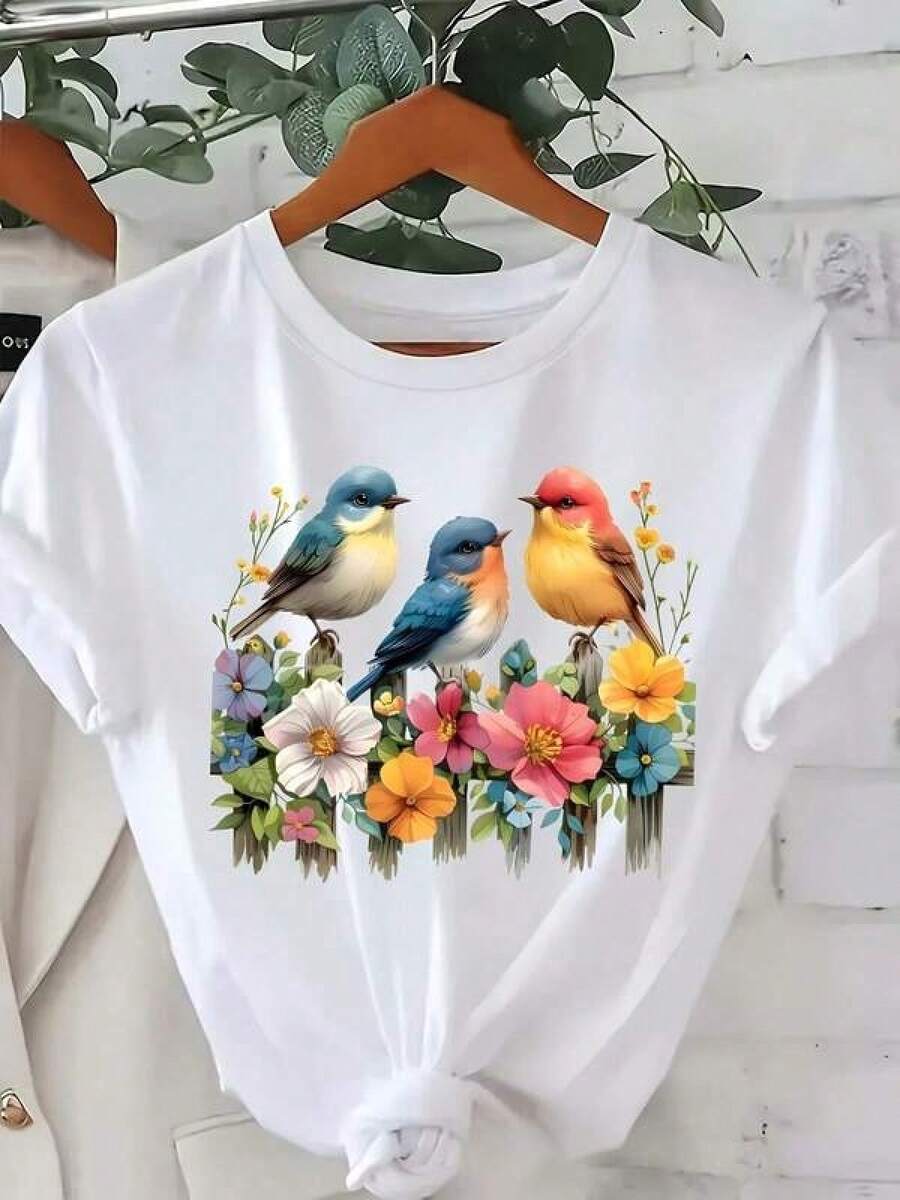 Camiseta Estilo Urbano para Mujer con Estampado de Aves y Flores Vibrantes - Corte Relajado, Manga Corta, Cuello Redondo, Azul Pastel y Multicolor, Top Casual de Primavera Verano con Diseño de Colibrí y Flores, Tela Ligera y Transpirable para Uso Diario, Viajes y Actividades al Aire Libre - Blusa Blanca Lavable a Máquina con Patrones Aleatorios de Aves y Flores, Cómoda para Primavera/Verano, Fácil Cuidado y Estilo Versátil, Camisetas para Mujer, Camisetas de Talla Grande para Mujer, Camisetas de Talla Grande para Dama, Camisetas para Mujer, Camiseta Casual de Talla Estándar para Mujer, Transpirable, Ligera, de Manga Corta, Camiseta informal negra de cuello redondo para hombre, camisas para niños, ropa para niñas, conjuntos de chicas de televisión, conjuntos a juego para madre e hija, adecuado para regalos de Día de San Valentín, unisex - Blanco - Ver 1