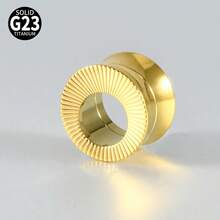 1 chiếc khuyên tai dạng ống tròn mạ vàng 18K bằng titan G23, khắc hoa văn, có phần eo rỗng và ren bên trong, dùng cho cả nam và nữ, thích hợp sử dụng hàng ngày. - 1 miếng che tai hình tròn có hoa - Xem 10